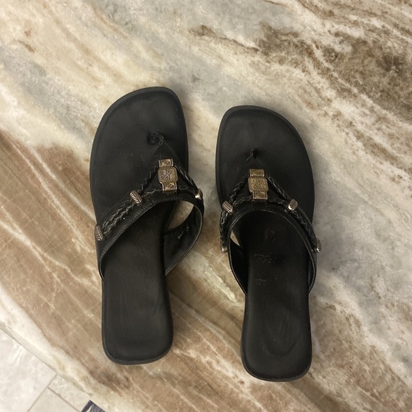 COPY - Minnetonka Black Sandals w/ silver embellishments. Sz 7 1/2 - Picture 7 of 7